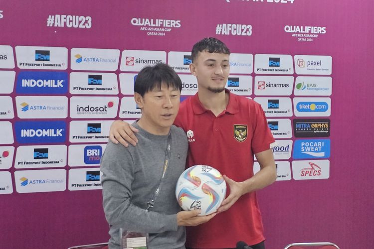 Pelatih timnas U23 Indonesia, Shin Tae-yong (kanan), dan Ivar Jenner saat menghadiri konferensi pers usai laga melawan Turkmenistan pada partai pamungkas Grup K Kualifikasi Piala Asia U23 2024 di Stadion Manahan, Solo, pada Selasa (12/9/2023) malam WIB.