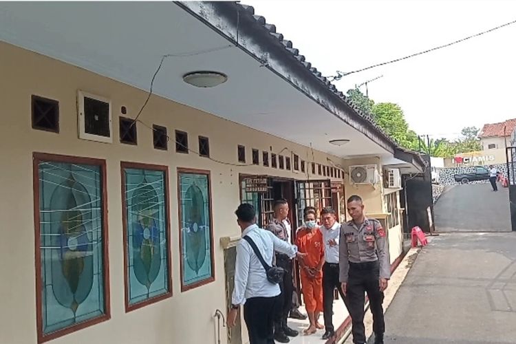 Tersangka mutilasi, Tarsum dibawa dari ruang tahanan untuk menjalani pemeriksaan kejiwaan di ruang Kasatreskrim Polres Ciamis, Senin (6/5/2024) siang.