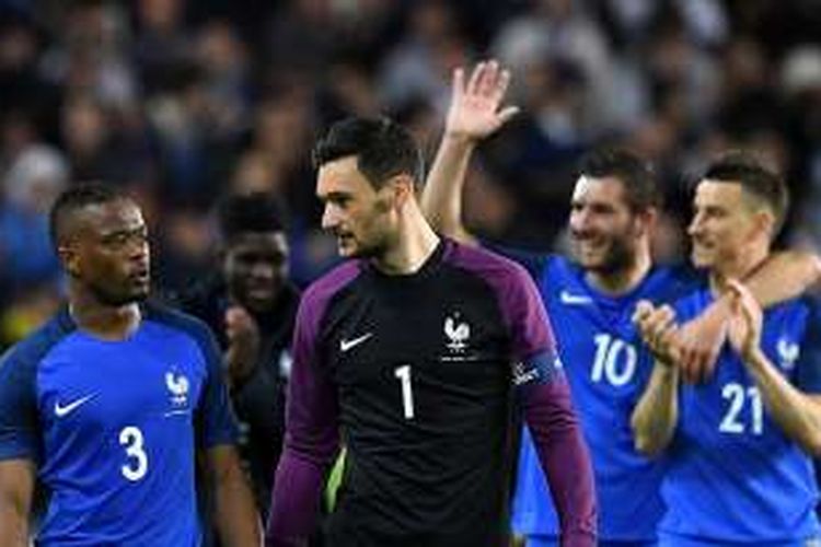 Para pemain Perancis bersukacita usai menundukkan Kamerun 3-2, dalam laga persahabatan di Nantes, 30 Mei 2016.