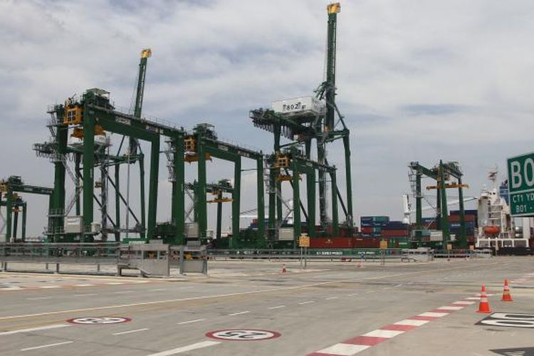 Suasana aktivitas bongkar muat Terminal Peti Kemas Kalibaru atau New Priok Container Terminal usai diresmikan Presiden Joko Widodo, di Jakarta, Selasa (13/9/2016). 