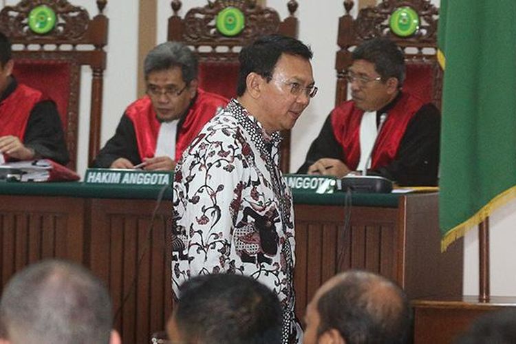 Terdakwa kasus dugaan penodaan agama, Basuki Tjahaja Purnama atau Ahok, memasuki ruang sidang di Auditorium Kementerian Pertanian, Jakarta, Senin (13/2/2017). Dalam sidang lanjutan ke-10 tersebut Jaksa Penuntut Umum rencananya menghadirkan 4 saksi ahli.