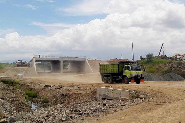 Sebuah truk tengah melintasi lokasi pembangunan Jalan Tol Soreang-Pasir Koja di Kecamatan Soreang, Kabupaten Bandung, Selasa (10/1/2016). Jalan tol sepanjang 10,57 kilometer ini direncanakan akan beroperasi Mei 2017.