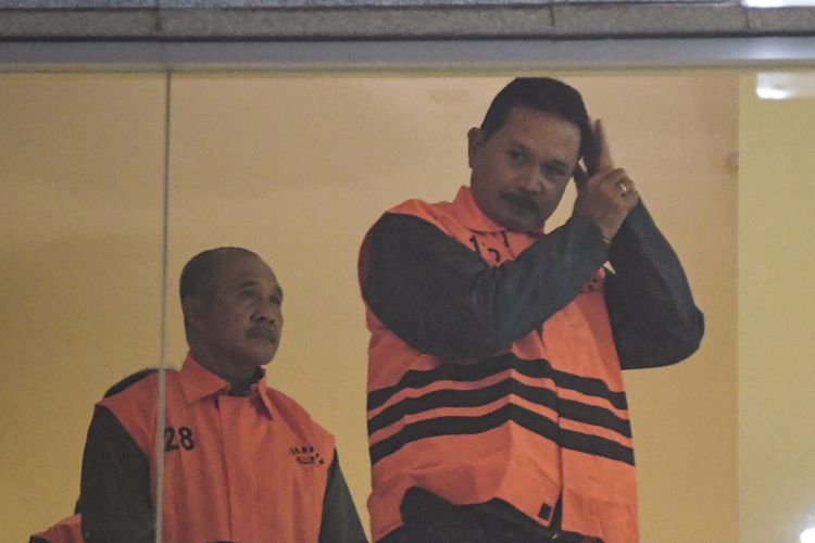 Tersangka kasus dugaan tindak pidana korupsi terkait pemerasan dengan modus fee proyek dan dana CSR serta penerimaan lainnya atau gratifikasi di lingkungan Pemerintah Kota Madiun Maidi (kanan) dan Thariq Megah (kiri) usai menjalani pemeriksaan di Gedung KPK Merah Putih, Jakarta, Selasa (20/1/2026). KPK menetapkan Wali Kota Madiun Maidi sebagai tersangka dengan barang bukti berupa uang senilai Rp550 juta. ANTARA FOTO/Muhammad Adimaja/rwa.