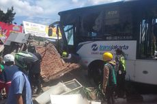 Bus Transjakarta Tabrak Tembok karena Sopir Lupa Tarik Rem Tangan