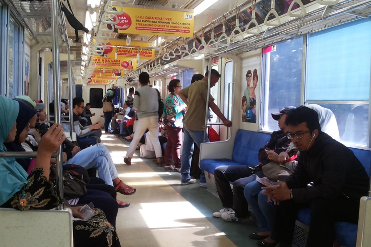 Suasana di dalam KRL commuter line relasi Bekasi-Jakarta Kota PP yang dialihkan rutenya melalui jalur Stasiun Pasar Senen, Senin (3/4/2017)