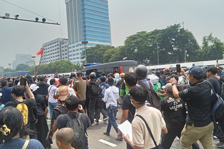 Demo 25 Agustus di Depan DPR Ricuh, Dua Orang Terluka