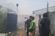 Gudang Plastik di Kebon Jeruk Terbakar, Pemadam Berjibaku Padamkan Api