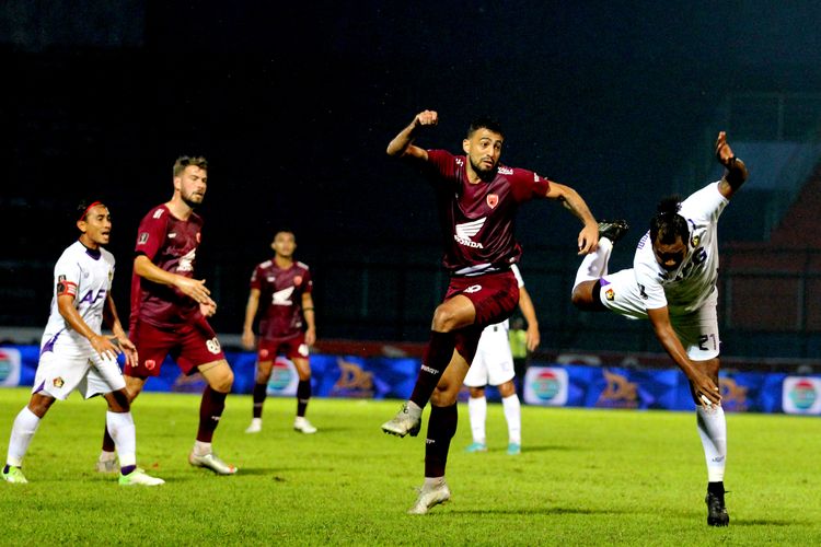 Pemain PSM Makassar Everton duel dengan pemain Persik Kediri saat pertandingan laga terakhir babak penyisihan Grup D Piala Presiden 2022 yang berakhir dengan skor 0-0 di Stadion Kanjuruhan Kepanjen, Kabupaten Malang, Minggu (19/6/2022) sore. Terkini, Everton mencetak gol dalam pertandingan RANS vs PSM pada pekan keempat Liga 1 2022-2023 di Stadion Pakansari, Bogor, Senin (15/8/2022). 