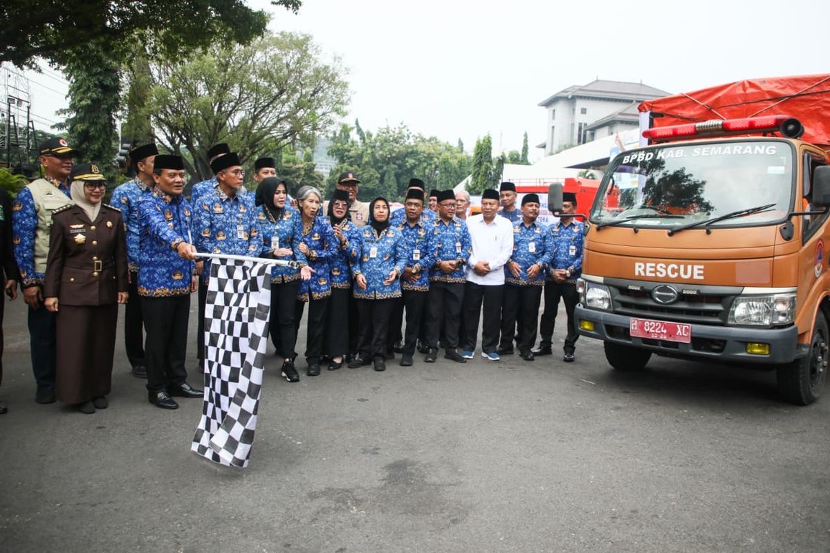 Gubernur Jateng Ahmad Luthfi resmi melepas puluhan relawan dan armada logistik berat ke Sumatera Barat dari Halaman Kantor Gubernur Jateng, Senin (1/12/2025).