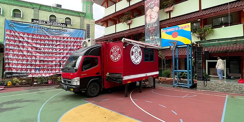 Mobil Optik Melawai di SMAN 21 Jakarta. 

