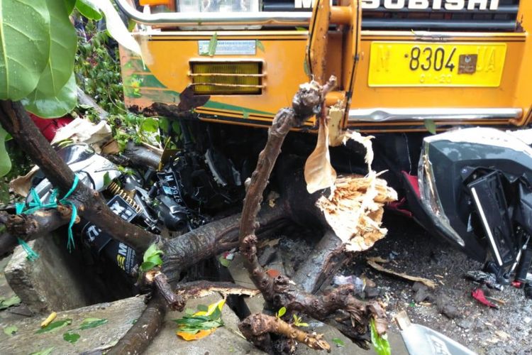 Truk bermuatan pupuk di Pamekasan menabrak enam motor yang sedang parkir. 