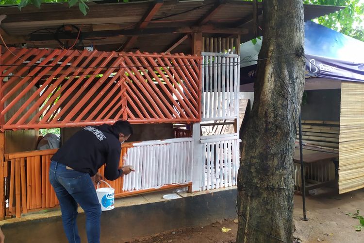 Salah satu posko ormas di Joglo, Kembangan, Jakarta Barat ditertibkan dengan dicat ulang dan dialihfungsikan menjadi fasilitas warga, Selasa (7/12/2021). 