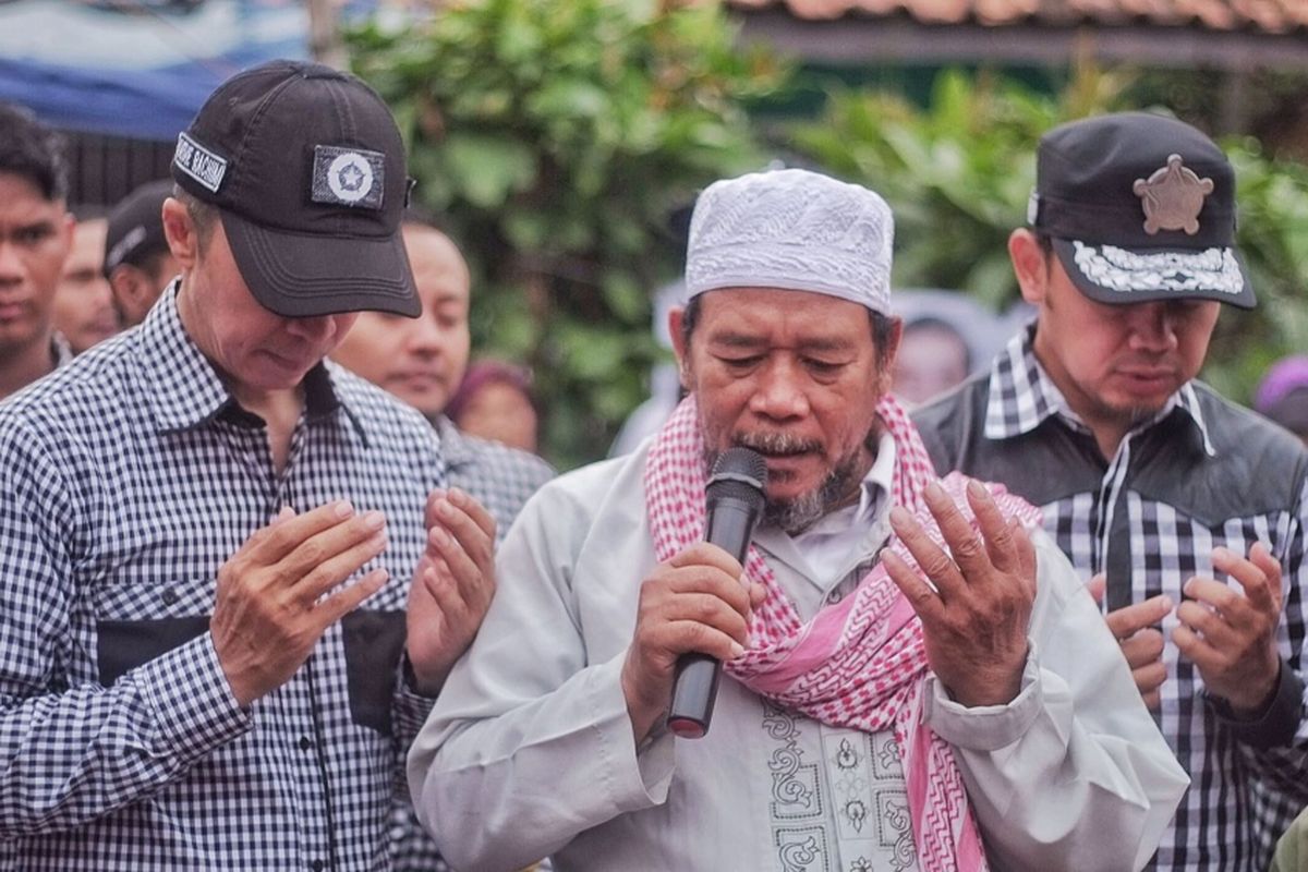 Calon Wali Kota dan Wakil Wali Kota Bogor, Bima Arya Sugiarto-Dedie Rachim, saat memanjatkan doa bersama warga untuk para korban ledakan bom di Jawa Timur, Rabu (16/5/2018).