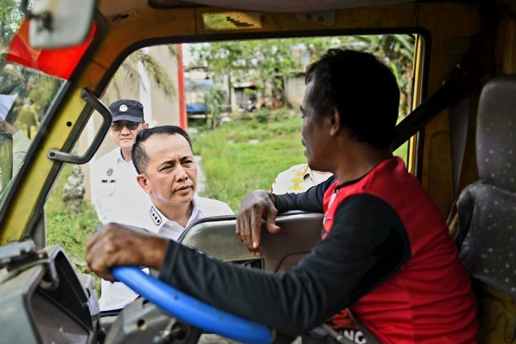 Penjabat (Pj) Gubernur Sumatera Selatan (Sumsel) Agus Fatoni saat memberhentikan pengguna kendaraan truk yang melintas di Jalan Palembang-Betung, Senin (8/4/2024). 