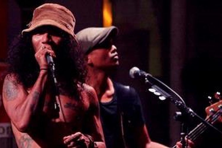 Slank tampil dalam Konser Pilih Komodo, di Rollingstone Cafe, Jakarta, Senin (7/11/2011) malam. Konser ini diharapkan mampu menaikkan jumlah vote Komodo sebagai salah satu keajaiban dunia.