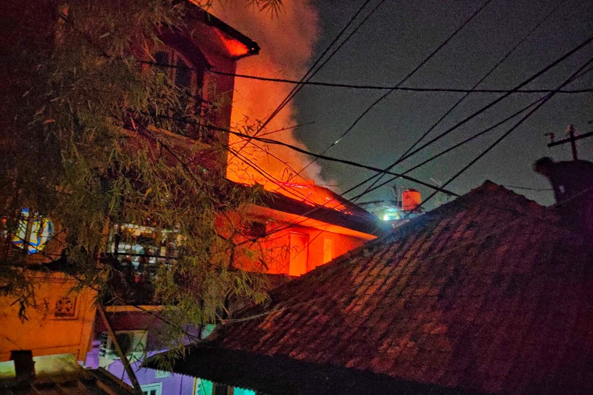 Kebakaran melanda rumah tiga lantai di Jalan Otista IA RT 011 RW 001 Kelurahan Bidara Cina, Kecamatan Jatinegara, Jakarta Timur, pada Rabu (7/9/2022) dini hari. Api berasal dari korsleting kipas angin.