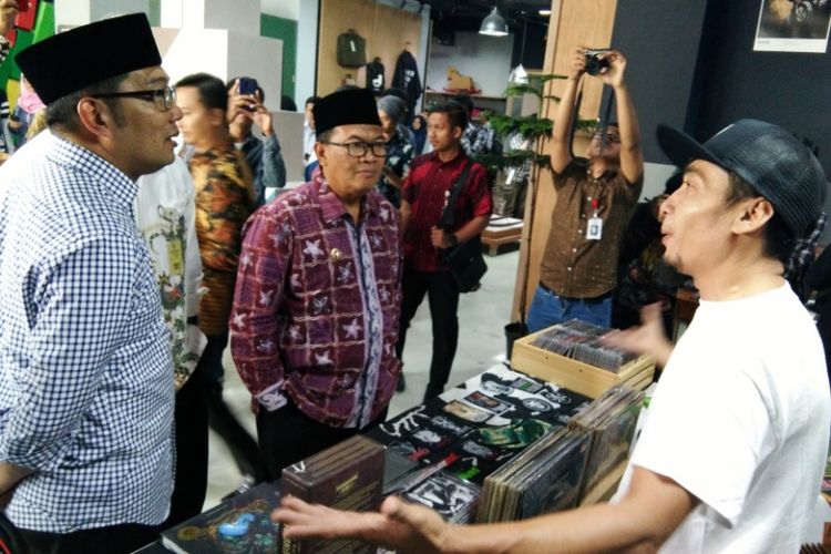 Wali Kota Bandung Ridwan Kamil bersama Wakil Wali Kota Bandung Oded M Danial saat meninjau hasil kreativitas dari komunitas metal Bandung di gedung Bandung Creative Hub, Jalan Sukabumi, Kamis (28/12/2017).