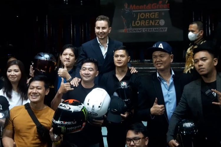 Mantan pebalap MotoGP Jorge Lorenzo berfoto bersama para penggemar dalam acara Meet and Greet di Musro Lounge, Hotel Borobudur, Jakarta, pada Kamis (8/12/2022) malam WIB.