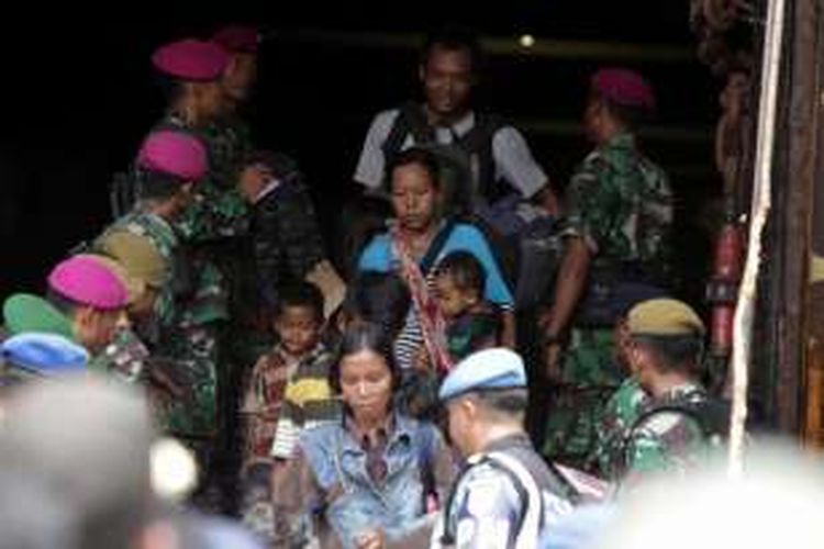 Warga eks anggota Gerakan Fajar Nusantara (Gafatar) seusai turun dari KRI Teluk Banten 516 di Dermaga Mako Kolinlamil, Jakarta Utara, Rabu (27/1/2016). Sebanyak 712 warga dipulangkan dari Pontianak ke Jakarta untuk dikembalikan ke daerah masing-masing.
