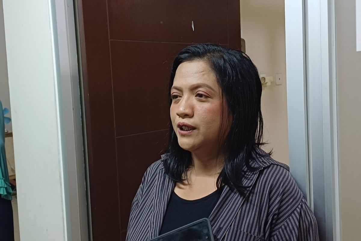 Shirley (41), salah satu eks warga Kampung Bayam yang bertempat tinggal sementara di Rusunawa Nagrak.  