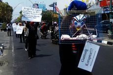 Tolak Revisi UU KPK, Aktivis Antikorupsi Gelar Aksi Jalan Mundur