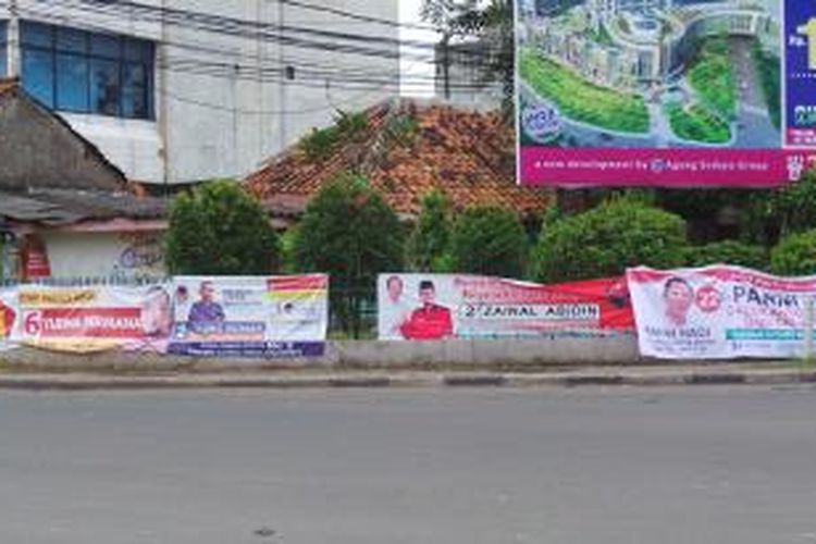 Spanduk kampanye partai politik dan calon legislatif di Jalan Pesanggrahan, Jakarta Barat.