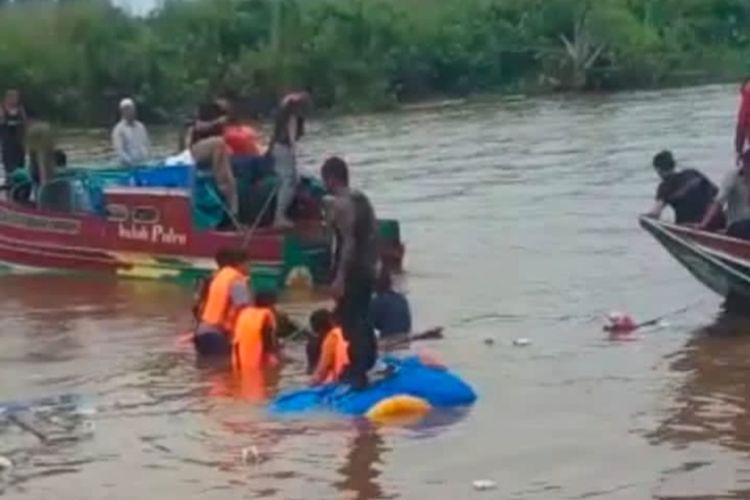 Proses evakuasi penumpang kapal karam di sungai di Kabupaten Indragiri Hilir, Riau, Jumat (13/5/2022).