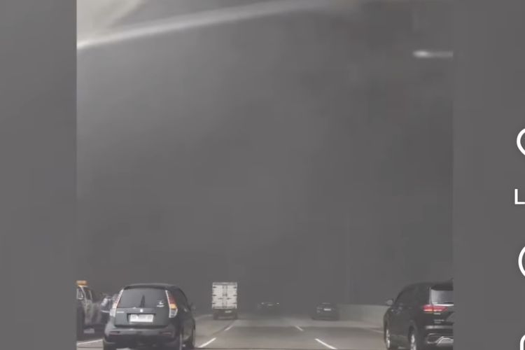 Pabrik Lampu di Batuceper Tangerang Kebakaran, Asap Hitam Tutup Pandangan Jalan Tol Kunciran