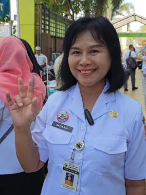 Dokter Spesialis Kesehatan Jiwa yang juga merupakan Wakil Direktur Pelayanan RSJD Dr. RM. Soedjarwadi Klaten, dr. Maria Rini Indriarti, Sp.KJ, M.Kes memberikan pemaparannya mengenai Pameran Hasil Karya Rehabilitan Rumah Sakit Jiwa Daerah (RSJD) Dr. RM. Soedjarwadi Klaten untuk memperingati Hari Kesehatan Jiwa Sedunia 2024, Rabu (16/10/2024).
