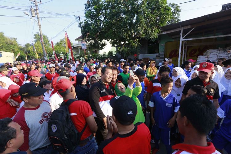 Wali Kota Semarang Hendrar Prihadi mengikuti senam bersama warga Kota Semarang dalam peringatan Hari Olahraga Nasional (Haornas) tingkat Kota Semarang ke-34 di Lapangan Sembungharjo, Kecamatan Genuk, Jumat (29/9/2017).