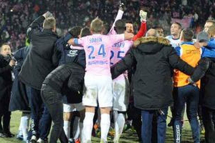 Para pemain dan staf Evian TG merayakan keberhasilan mereka mengalahkan PSG 2-0 dalam lanjutan Ligue 1, Rabu 94/12/2013).