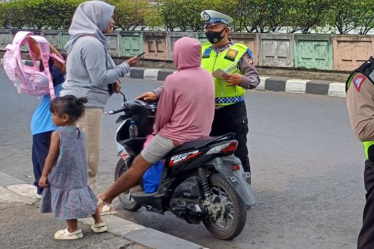 Sejumlah pemotor ditilang karena tak mengenakan helm saat melintas di depan Stasiun Pasar Minggu, Jakarta Selatan, Kamis (21/9/2023).