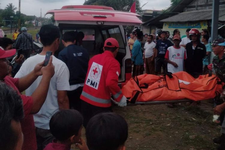 Petugas PMI Kabupaten Malang saat mengevakuasi penjual kerupuk difabel yang tewas akibat tertabrak kereta api di kawasan Desa Karangpandan, Kecamatan Pakisaji, Kabupaten Malang, Senin (29/8/2022).