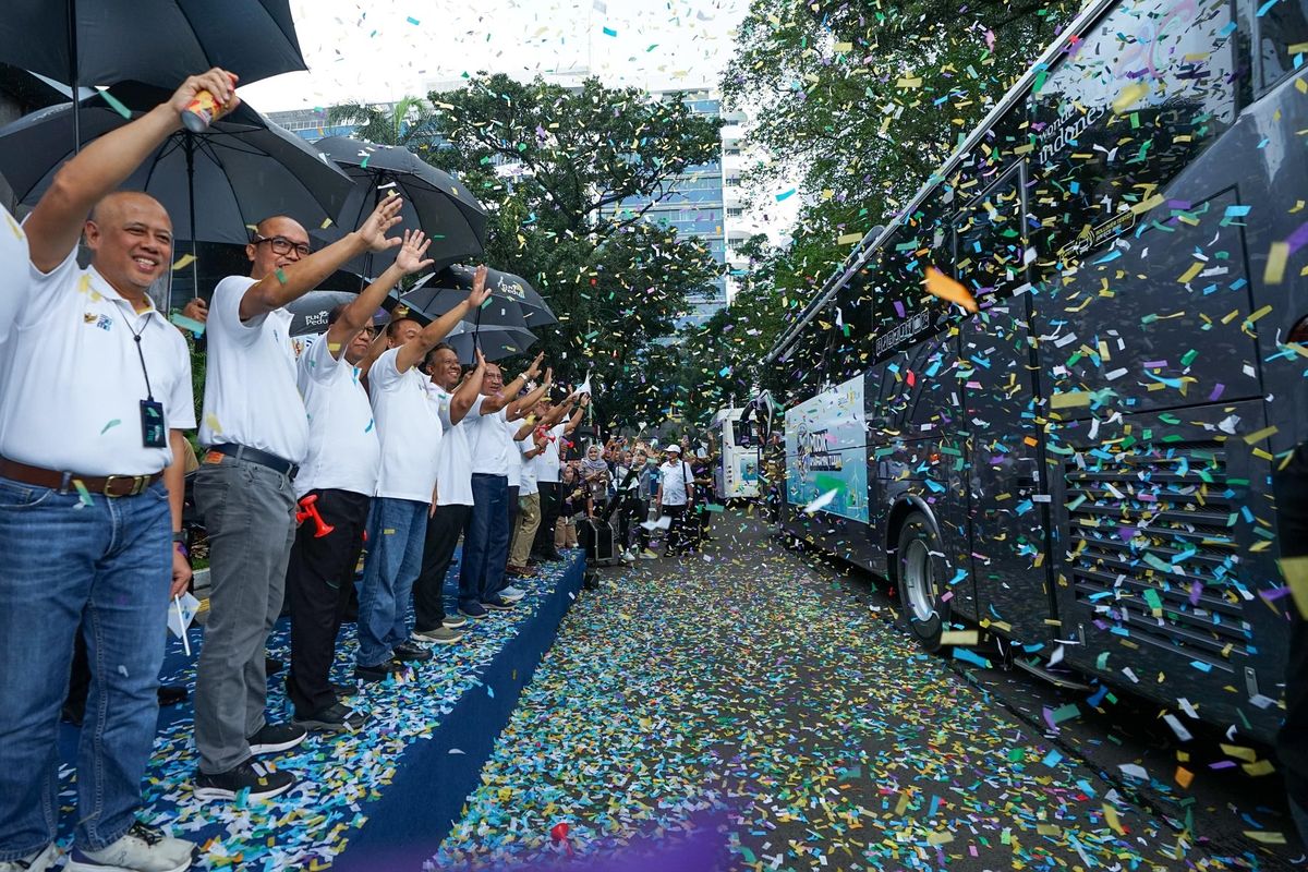 Jajaran Komisaris dan Direksi PLN saat melepas rombongan peserta Mudik Aman Sampai Tujuan 2025 di Kantor Pusat PLN, Jakarta (27/3). Program yang telah memasuki penyelenggaraan kelima sejak 2018 ini merupakan bagian dari sinergi Badan Usaha Milik Negara (BUMN) guna menyediakan moda transportasi umum yang aman dan nyaman bagi masyarakat yang ingin melaksanakan mudik.
