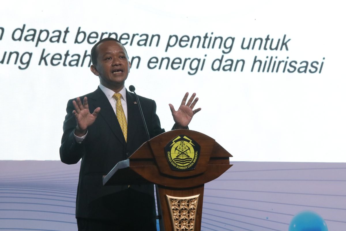 Menteri Energi dan Sumber Daya Mineral (ESDM) Bahlil Lahadalia menyatakan bahwa Indonesia tetap berkomitmen mencapai target emisi nol bersih (Net Zero Emissions) pada tahun 2060 dengan pendekatan yang penuh kehati-hatian. Salah satu langkah konkretnya adalah pemanfaatan hidrogen sebagai sumber energi bersih yang dijalankan secara komprehensif.