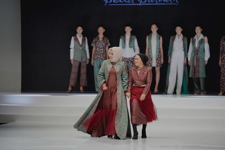 Ketua Dewan Kerajinan Nasional Daerah (Dekranasda) Kabupaten Batanghari Zulfa Fadhil mempromosikan busana batik khas Batanghari dalam ajang Indonesia Fashion Week (IFW) 2023, di Jakarta 22-26 Februari 2023. 