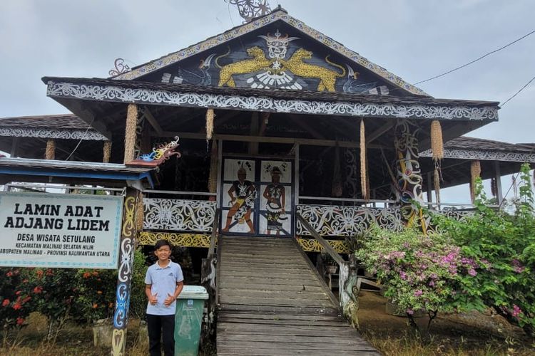 Balai Adat Dayak Oma Lung di Malinau Kaltara. Gedung serbaguna yang penuh dengan ornamen khas dayak dengan tiang tiang balok utuh yang diukir. 