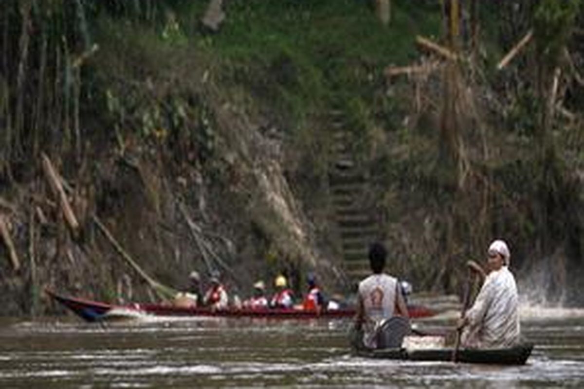 Tim Ekspedisi Jelajah Musi 2010 melintasi warga di sekitar, Muara Kelingi, Kabupaten Musi Rawas, Sumatera Selatan, Senin (9/3). Pada etape kedua tim ekspedisi menempuh Tebing Tinggi, Kabupaten Empat Lawang menuju Muara Kelingi, Kabupaten Musi Rawas yang berjarak 70 km, Senin (9/3). 