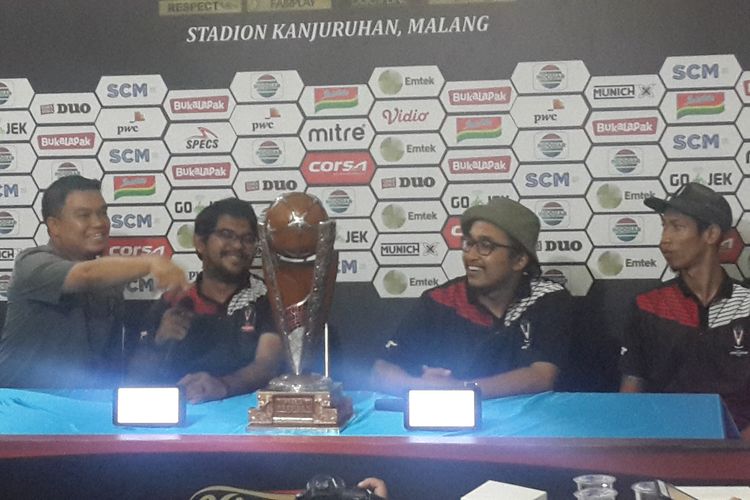 Perwakilan SC Piala Presiden 2019 Decky Jasri (dua dari kiri) saat konferensi pers di Kantor Arema FC, Kamis (11/4/2019)