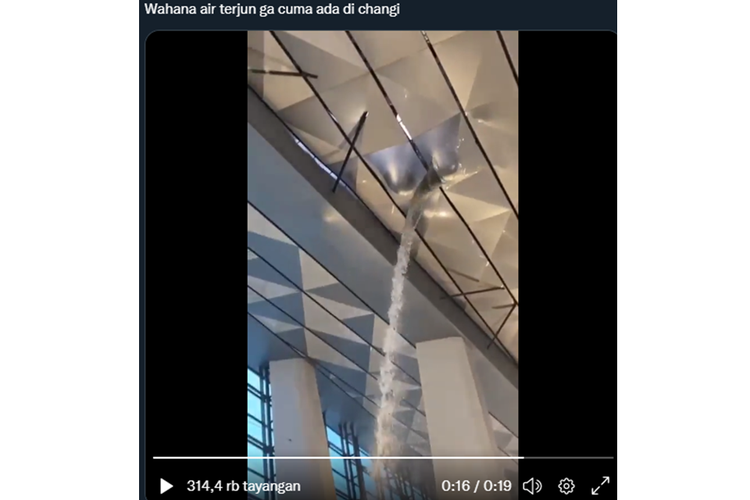 Tangkapan layar unggahan video yang menampilkan atap terminal 3 Bandara Soekarno-Hatta (Soetta) bocor.