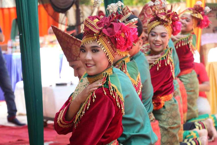 Sanggar Tari Sarai Sarumpun menampilkan Tari Indang pada peringatan Hari Koperasi ke 72 Tingkat Provinsi Sumatera Barat di Kota Padang (27/7/2019). 