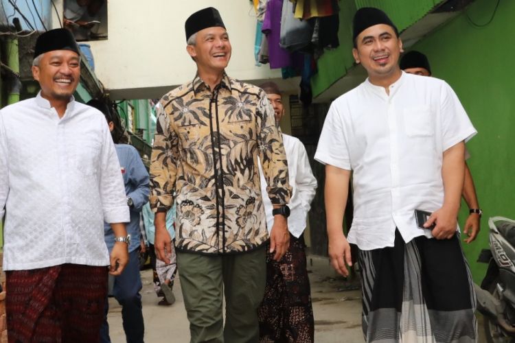 Wakil Gubernur Jawa Tengah (Jateng) Taj Yasin (Paling kiri) bersama Gubernur Jawa Tengah Ganjar Pranowo (tengah)