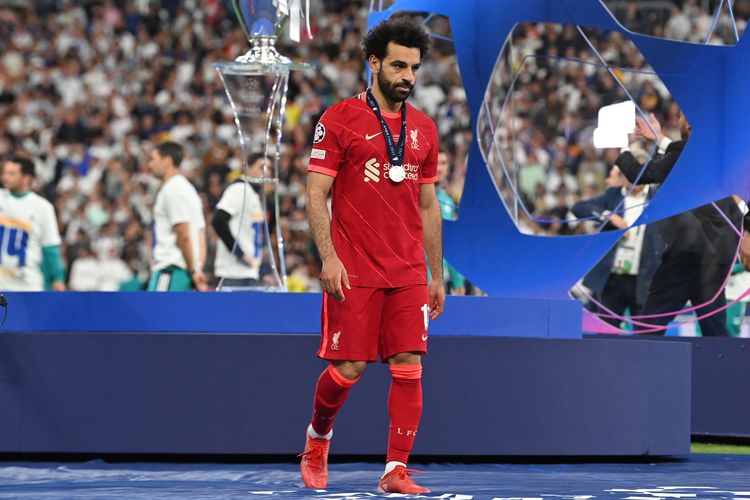 Reaksi penyerang Liverpool Mohamed Salah selama upacara medali di akhir pertandingan final Liga Champions antara Liverpool vs Real Madrid di Stade de France di Saint-Denis, Paris, pada 28 Mei 2022. Real Madrid mengklaim Piala Eropa ke-14 setelah mengalahkan Liverpool 1-0 di final Liga Champions di Stade de France, di Perancis.