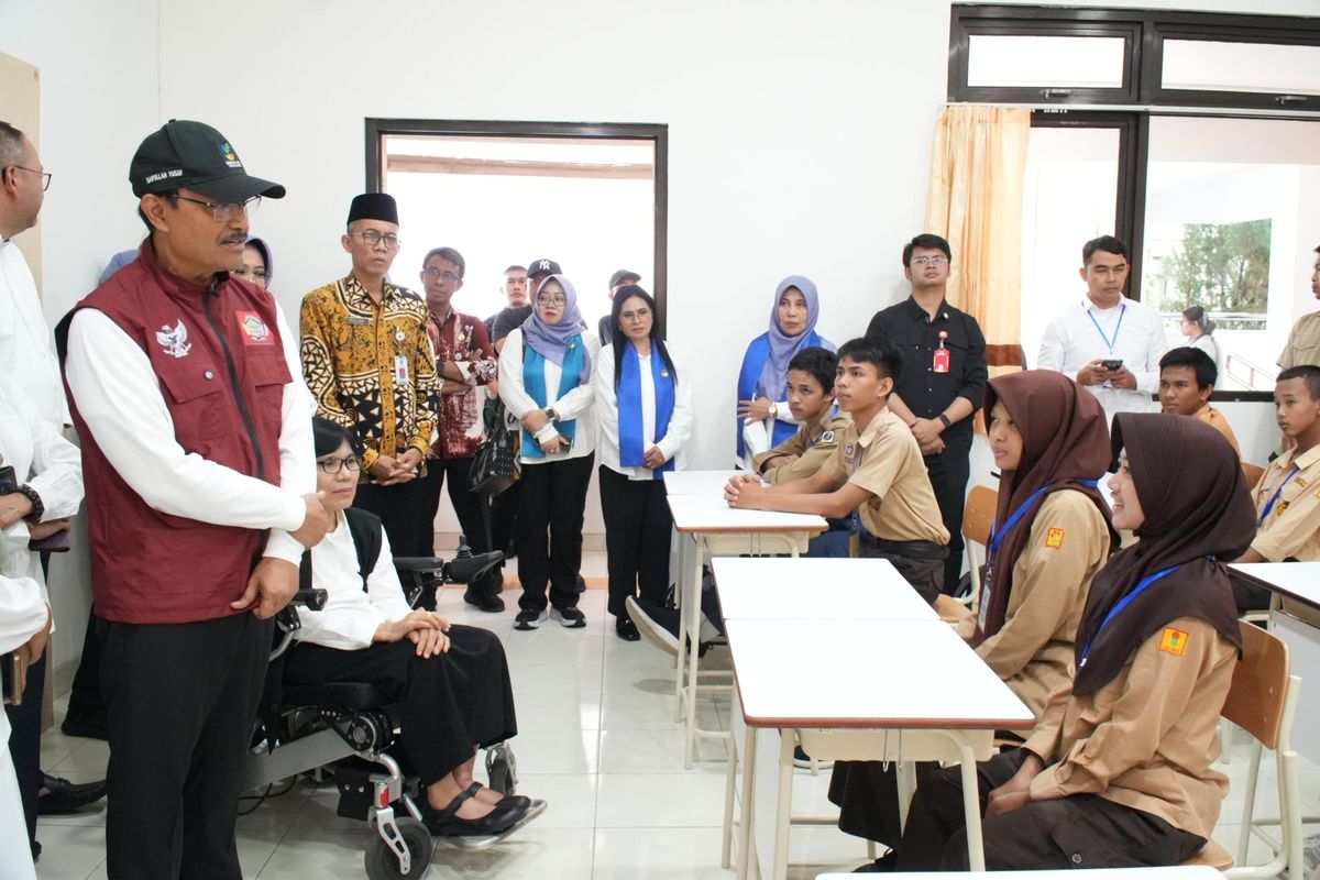 Menteri Sosial (Mensos) Saifullah Yusuf atau Gus Ipul meninjau fasilitas di Sekolah Rakyat Menengah Atas (SRMA) 20 Kabupaten Sleman, Daerah Istimewa Yogyakarta (DIY), Rabu (16/7/2025).