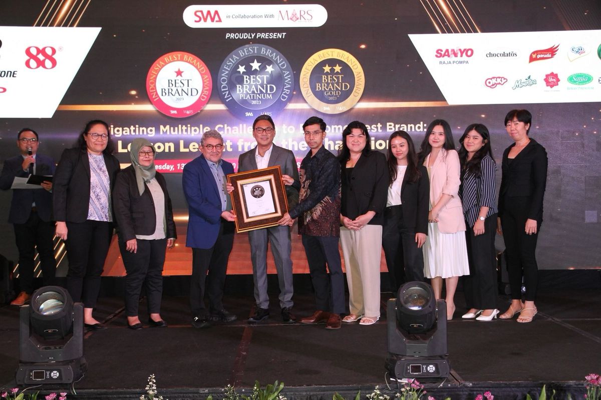 Momogi meraih Best Brand Award 2023 dalam kategori Wafer Stick Jagung dengan predikat platinum. Penyerahan penghargaan diberikan di Hotel Shangri-La, Jakarta, Rabu, (13/12/2023).