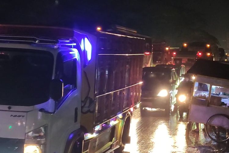 Kepolisian Resor Bandung sempat memberlakukan kontra flow demi mengurai kemacetan arus lalu lintas di sepanjang Jalan Raya Bandung-Garut, menyusul puting beliung pada Rabu (21/2/2024) sore.