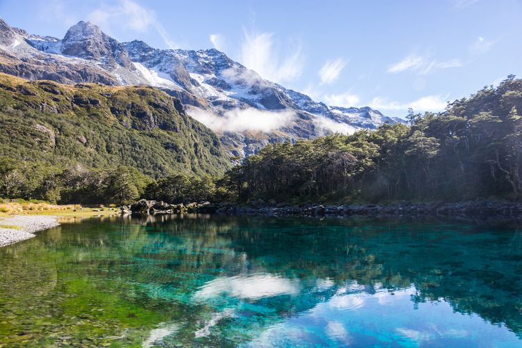 Danau Biru di Taman Nasional Nelson Lakes, Selandia Baru. Dampak perubahan iklim menyebabkan warna danau di Bumi mengalami perubahan.