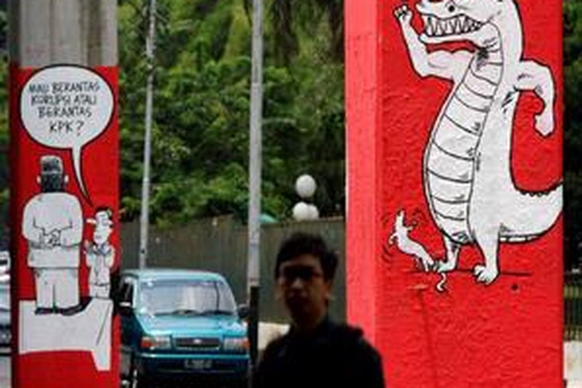 Warga melintas di samping mural berisi ajakan antikorupsi di kawasan Senayan, Jakarta, Senin (02/11). Perlawanan terhadap koruptor disuarakan oleh berbagai kalangan yang peduli terhadap penegakan hukum.  