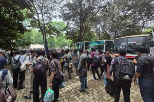 Mahasiswa Tak Pakai Jas Almamater Saat Demo di Bundaran HI Hari Ini, Apa Alasannya?