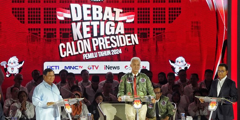 Tiga capres Prabowo Subianto, Ganjar Pranowo, dan Anies Baswedan (dari kiri ke kanan) dalam Debat Calon Presiden Pemilu 2024 Putaran Ketiga di Istora Senayan, Kompleks Gelora Bung Karno, Jakarta, Minggu (7/1/2024). Ketiga calon presiden yaitu Anies Basweda, Prabowo Subianto, dan Ganjar Pranowo, hadir dalam acara ini. Ketiga capres tersebut saling adu mengungkapkan gagasan masing-masing akan tema debat yang diangkat. Tema debat capres putaran ketiga ini membahas isu pertahanan, keamanan, hubungan internasional, globalisasi, geopolitik, dan politik luar negeri.

